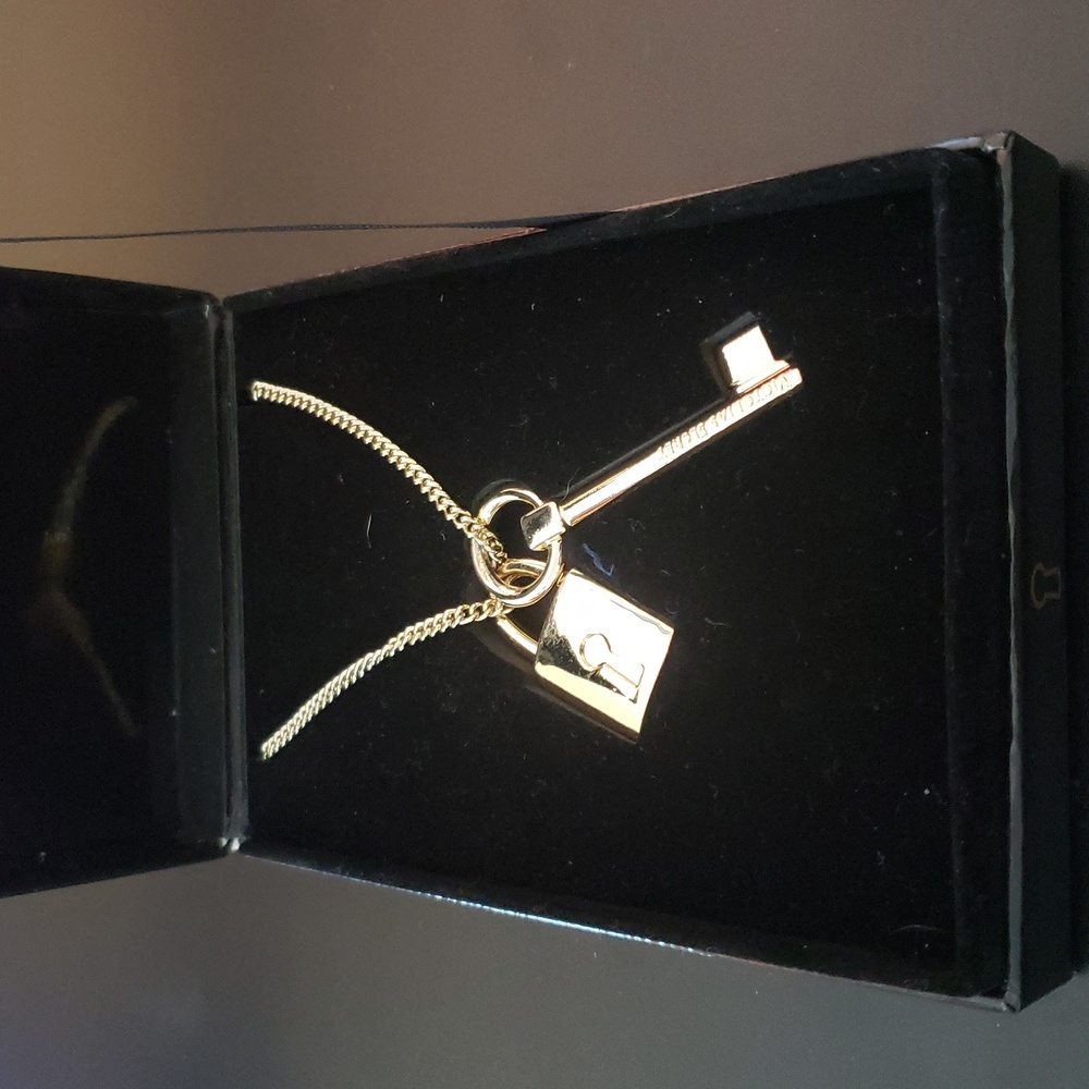 Victoria's Secret Scandalous Necklace; Goldtone
